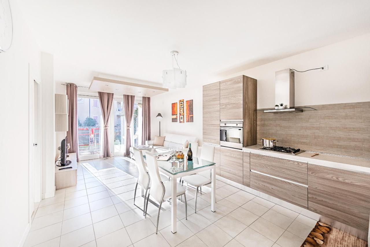 Le Corti Caterina Apartments With Pool By Wonderful Italy เดเซนซาโนเดลการ์ดา ภายนอก รูปภาพ