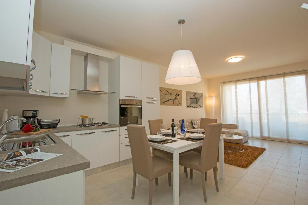 Le Corti Caterina Apartments With Pool By Wonderful Italy เดเซนซาโนเดลการ์ดา ภายนอก รูปภาพ