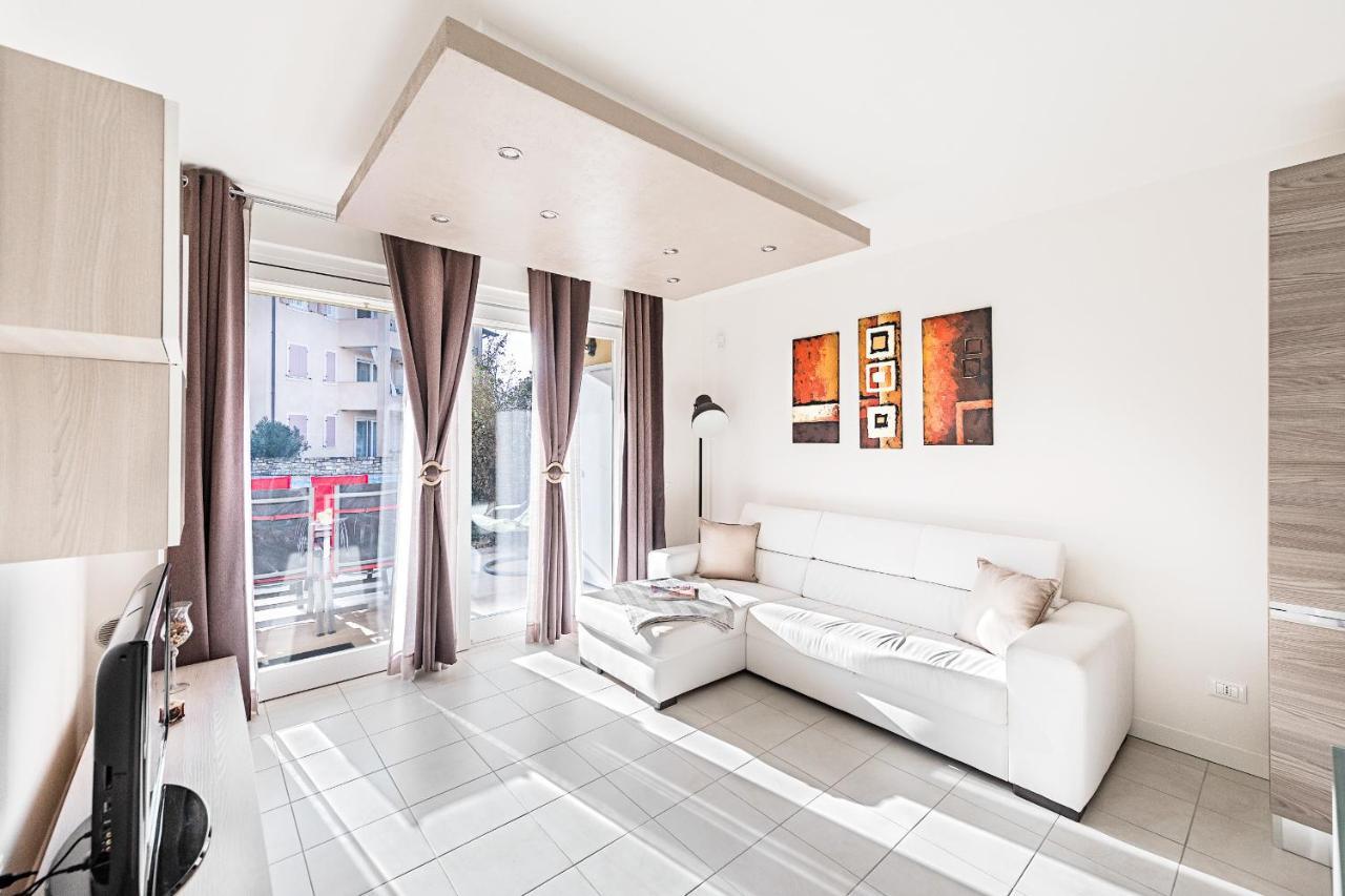 Le Corti Caterina Apartments With Pool By Wonderful Italy เดเซนซาโนเดลการ์ดา ภายนอก รูปภาพ