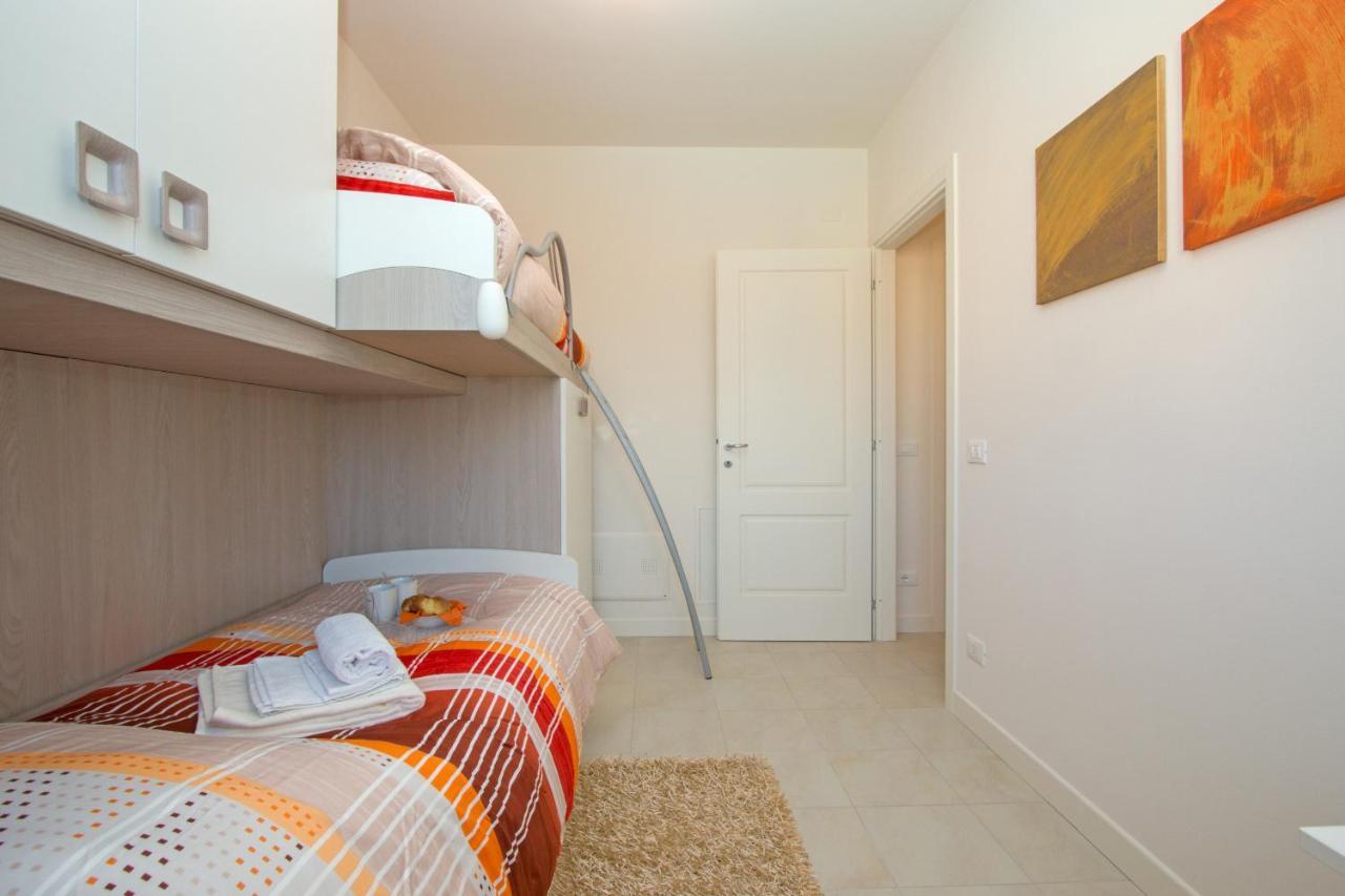Le Corti Caterina Apartments With Pool By Wonderful Italy เดเซนซาโนเดลการ์ดา ภายนอก รูปภาพ