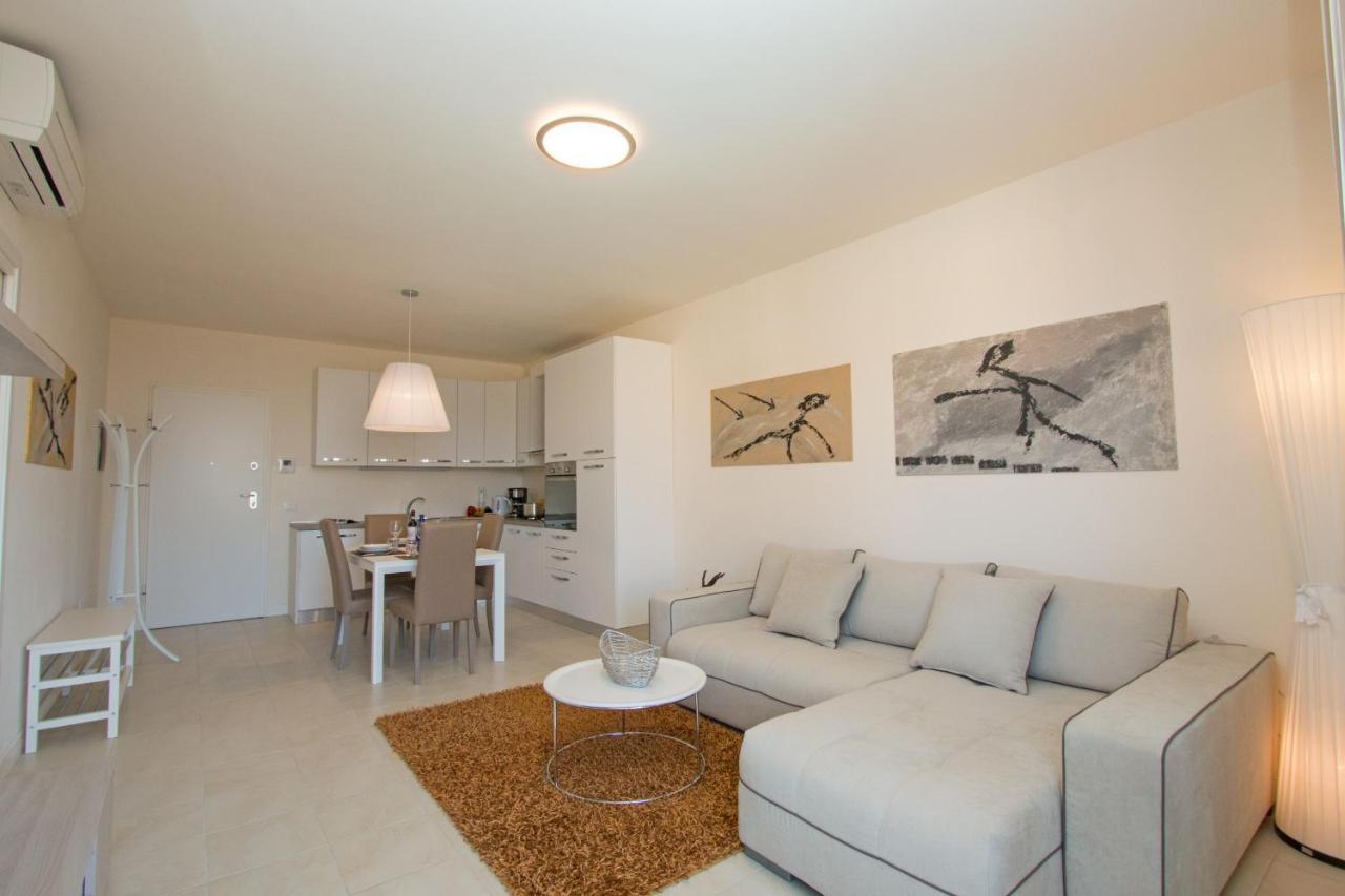 Le Corti Caterina Apartments With Pool By Wonderful Italy เดเซนซาโนเดลการ์ดา ภายนอก รูปภาพ