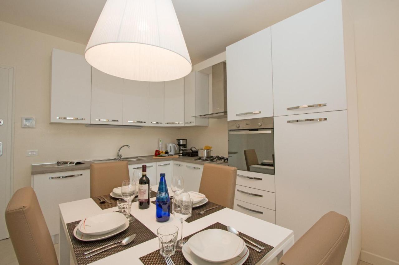 Le Corti Caterina Apartments With Pool By Wonderful Italy เดเซนซาโนเดลการ์ดา ภายนอก รูปภาพ