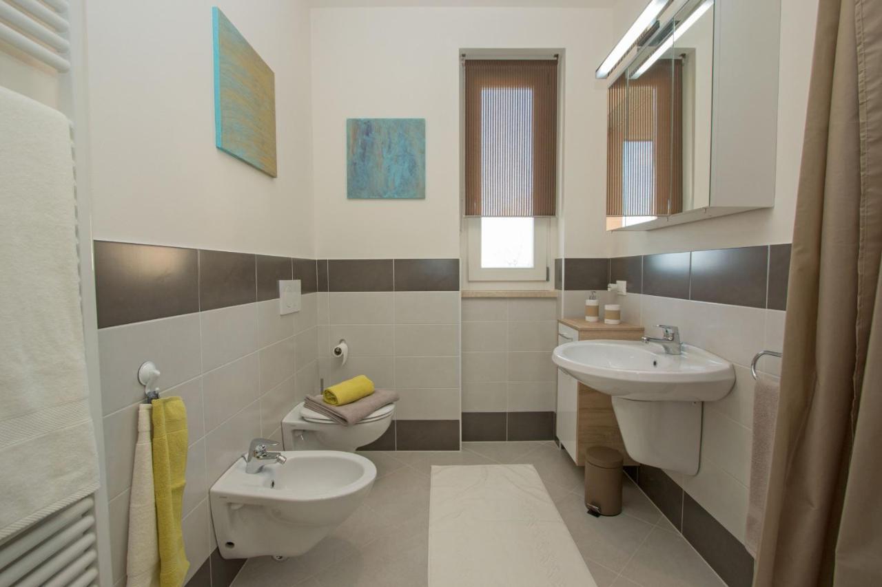 Le Corti Caterina Apartments With Pool By Wonderful Italy เดเซนซาโนเดลการ์ดา ภายนอก รูปภาพ