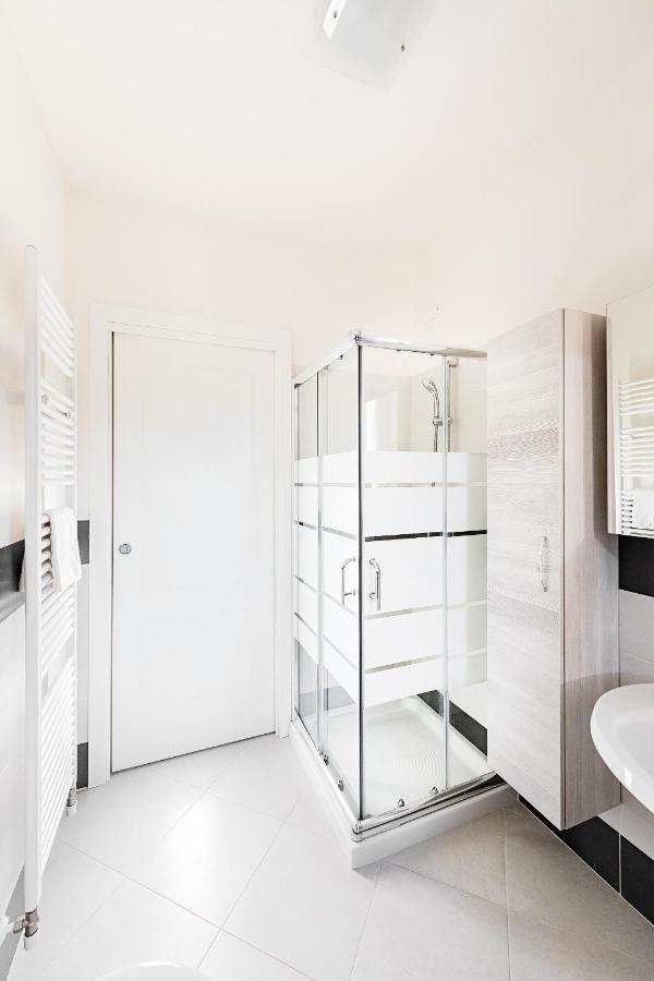 Le Corti Caterina Apartments With Pool By Wonderful Italy เดเซนซาโนเดลการ์ดา ภายนอก รูปภาพ