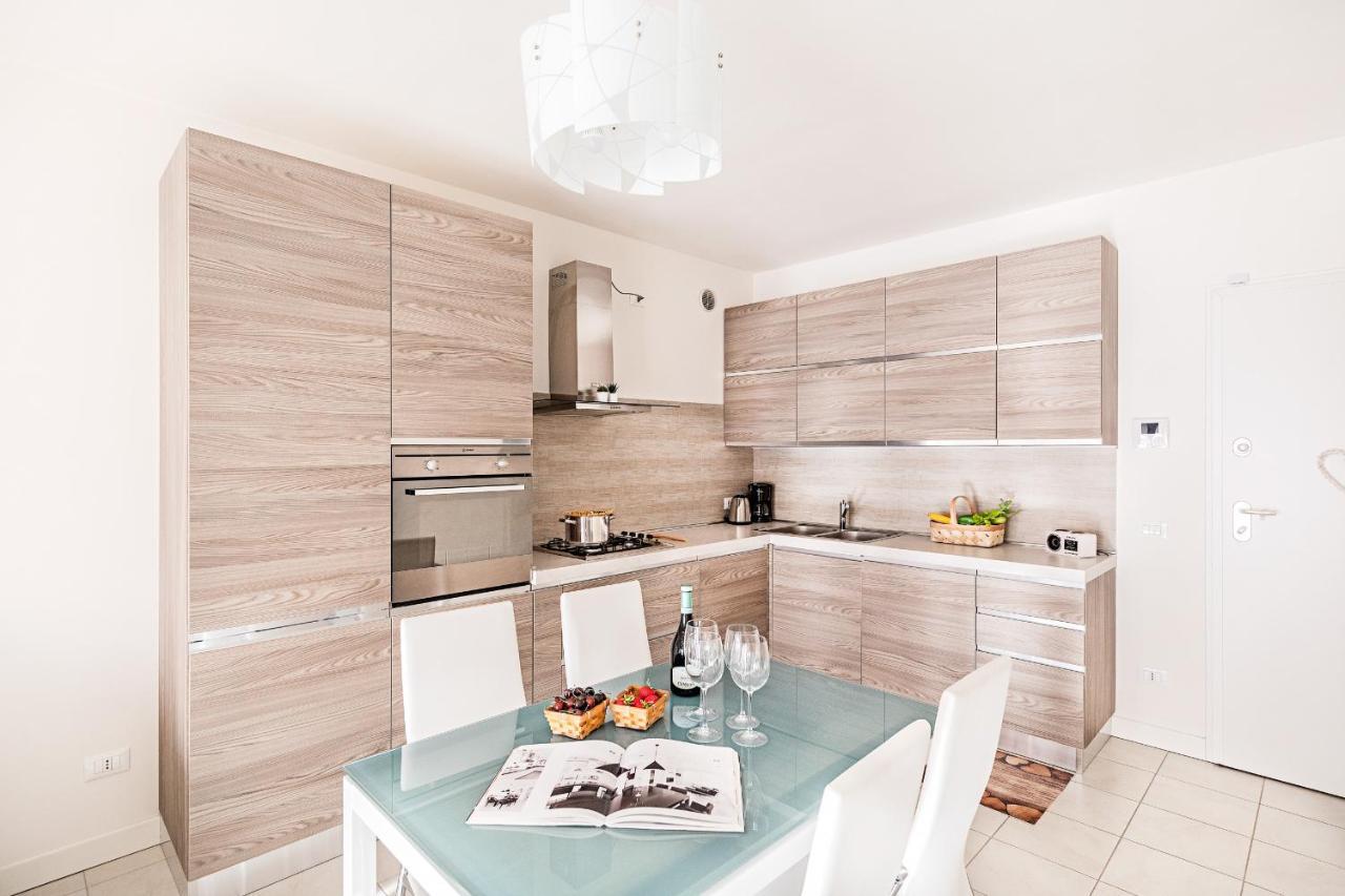 Le Corti Caterina Apartments With Pool By Wonderful Italy เดเซนซาโนเดลการ์ดา ภายนอก รูปภาพ