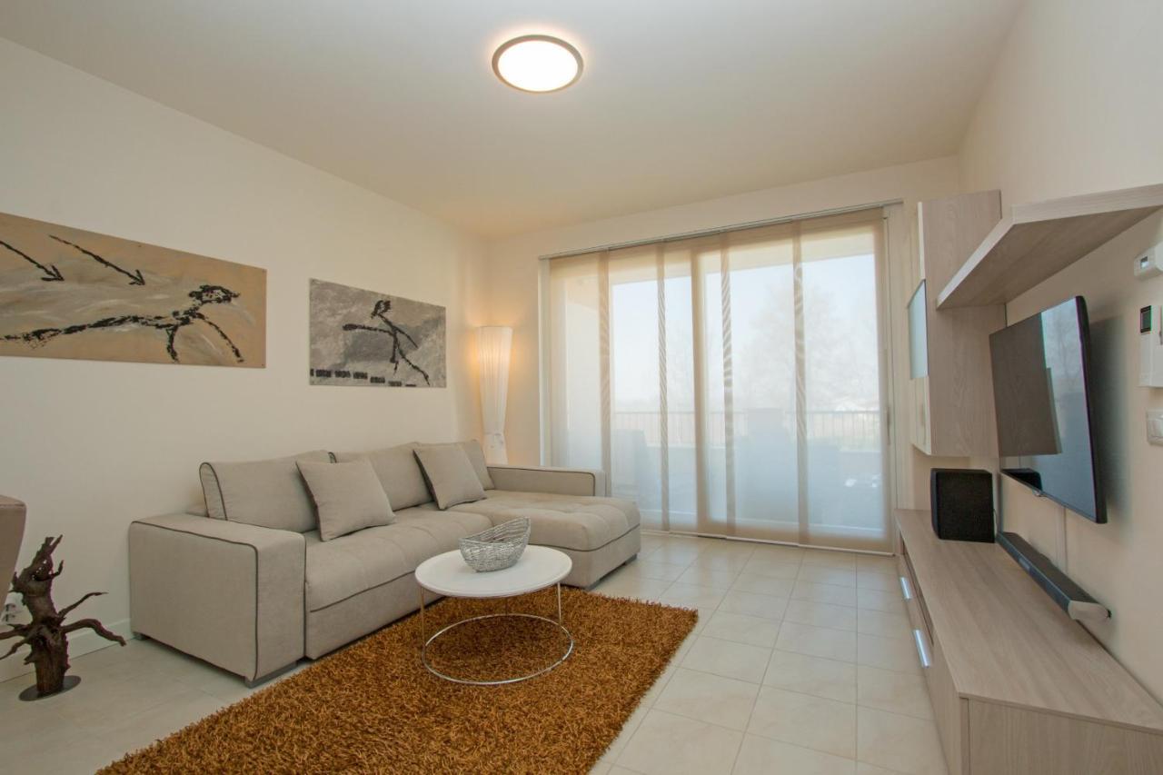 Le Corti Caterina Apartments With Pool By Wonderful Italy เดเซนซาโนเดลการ์ดา ภายนอก รูปภาพ