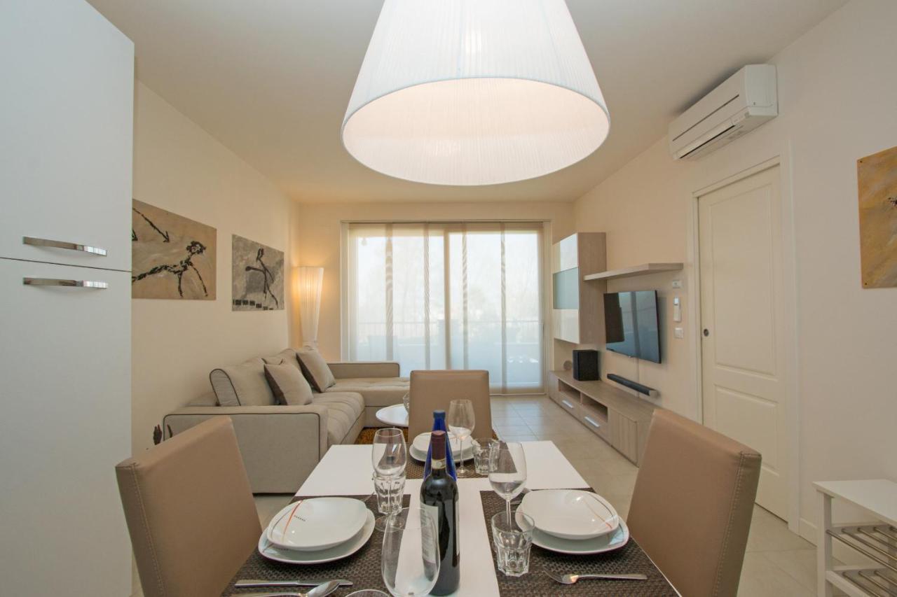 Le Corti Caterina Apartments With Pool By Wonderful Italy เดเซนซาโนเดลการ์ดา ภายนอก รูปภาพ