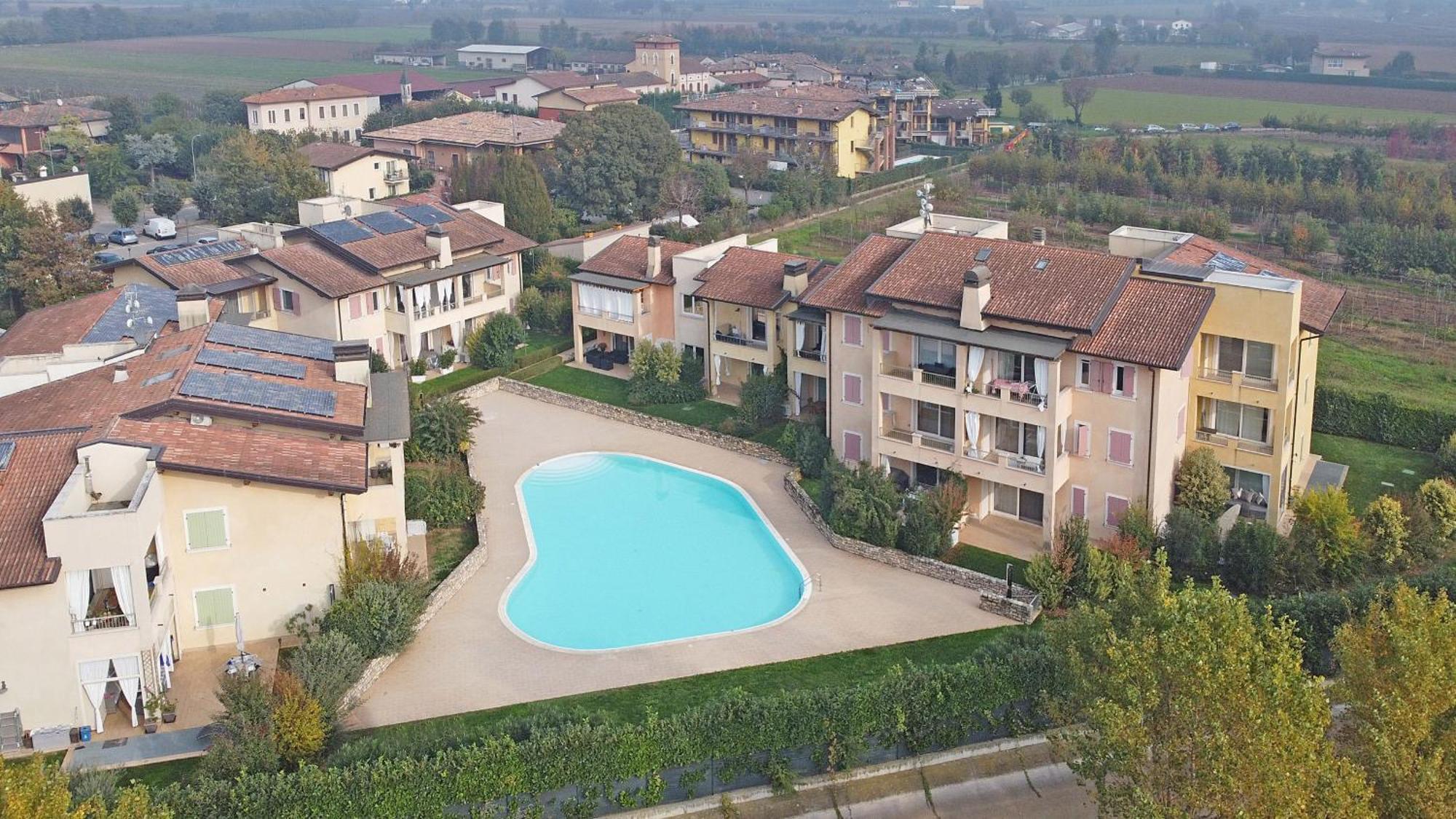 Le Corti Caterina Apartments With Pool By Wonderful Italy เดเซนซาโนเดลการ์ดา ภายนอก รูปภาพ