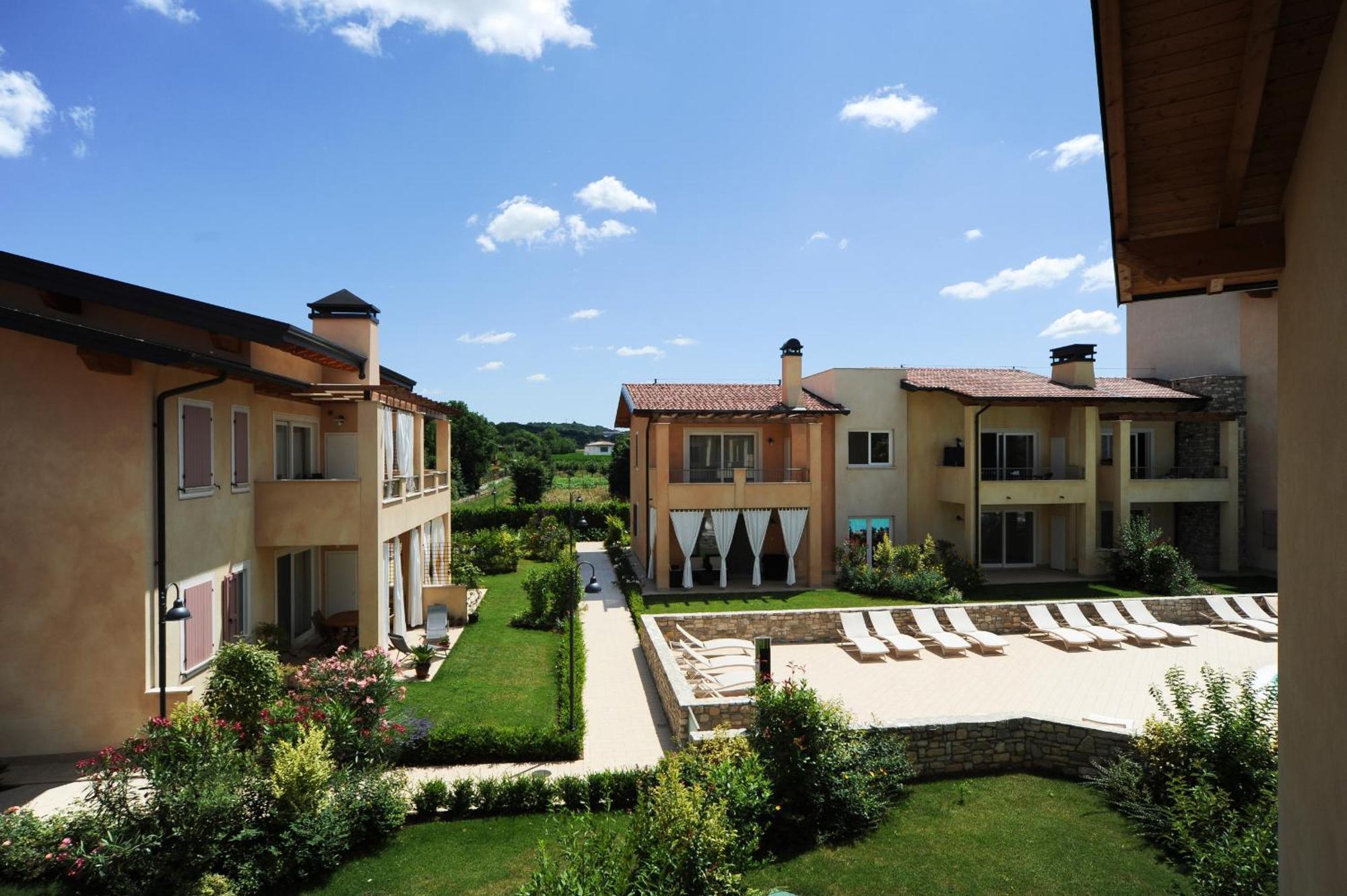 Le Corti Caterina Apartments With Pool By Wonderful Italy เดเซนซาโนเดลการ์ดา ภายนอก รูปภาพ