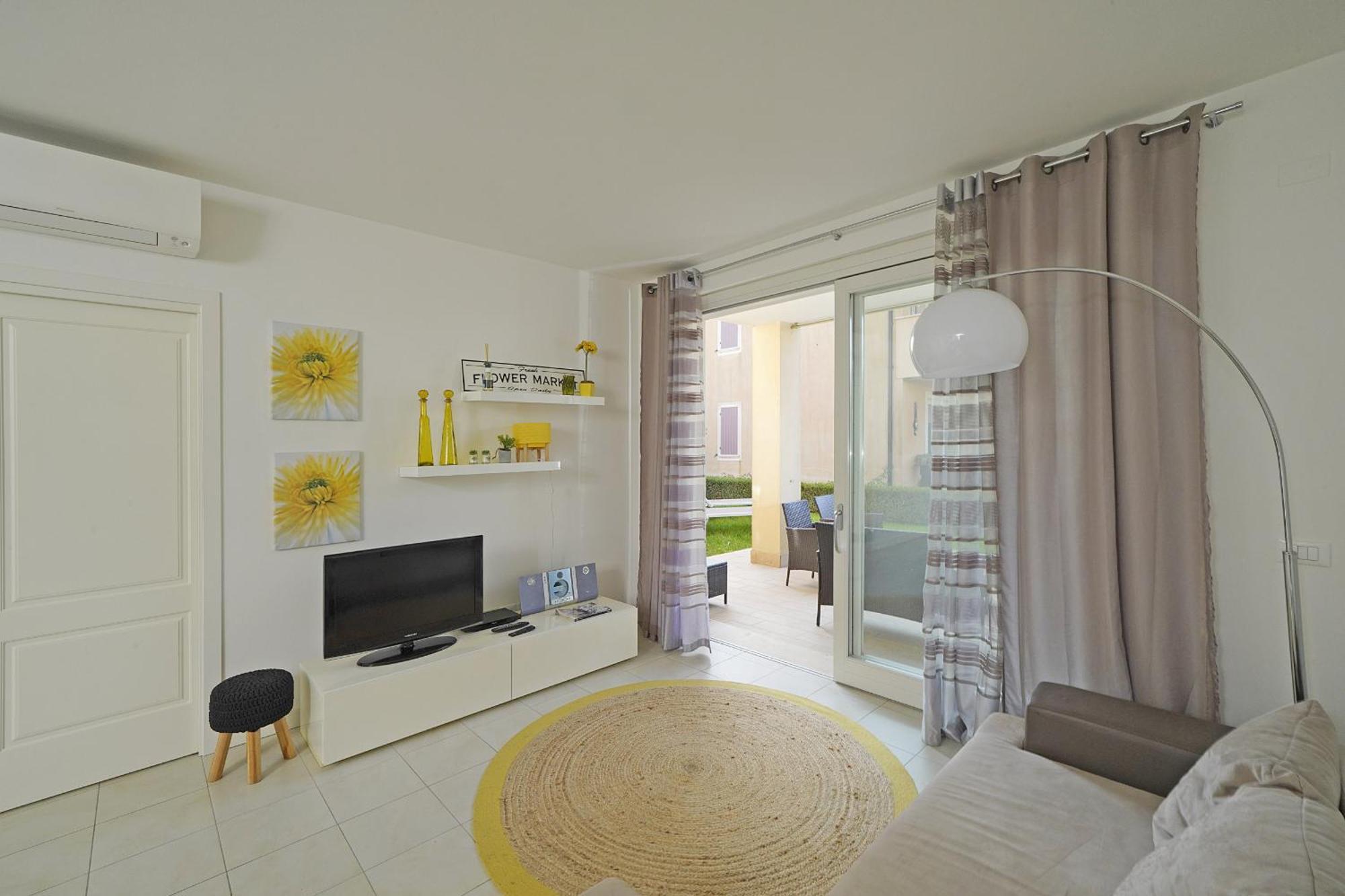 Le Corti Caterina Apartments With Pool By Wonderful Italy เดเซนซาโนเดลการ์ดา ภายนอก รูปภาพ
