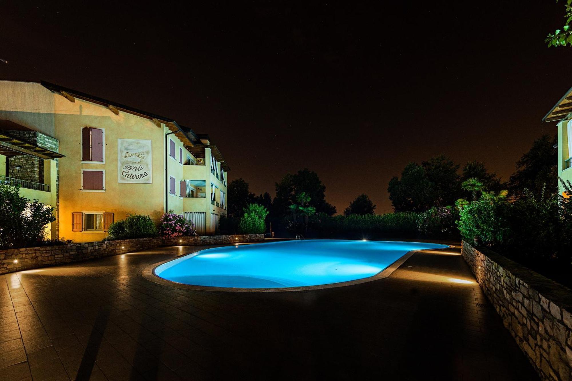 Le Corti Caterina Apartments With Pool By Wonderful Italy เดเซนซาโนเดลการ์ดา ภายนอก รูปภาพ