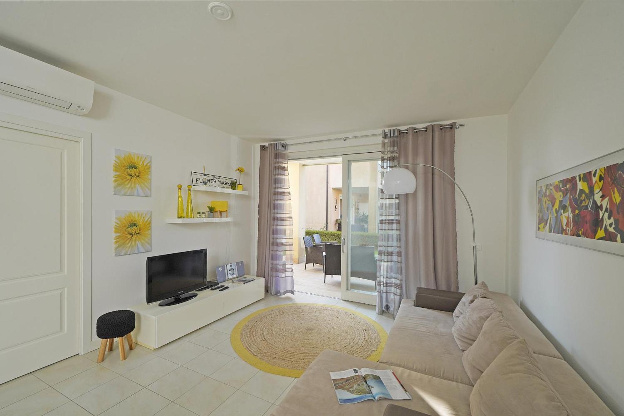 Le Corti Caterina Apartments With Pool By Wonderful Italy เดเซนซาโนเดลการ์ดา ภายนอก รูปภาพ