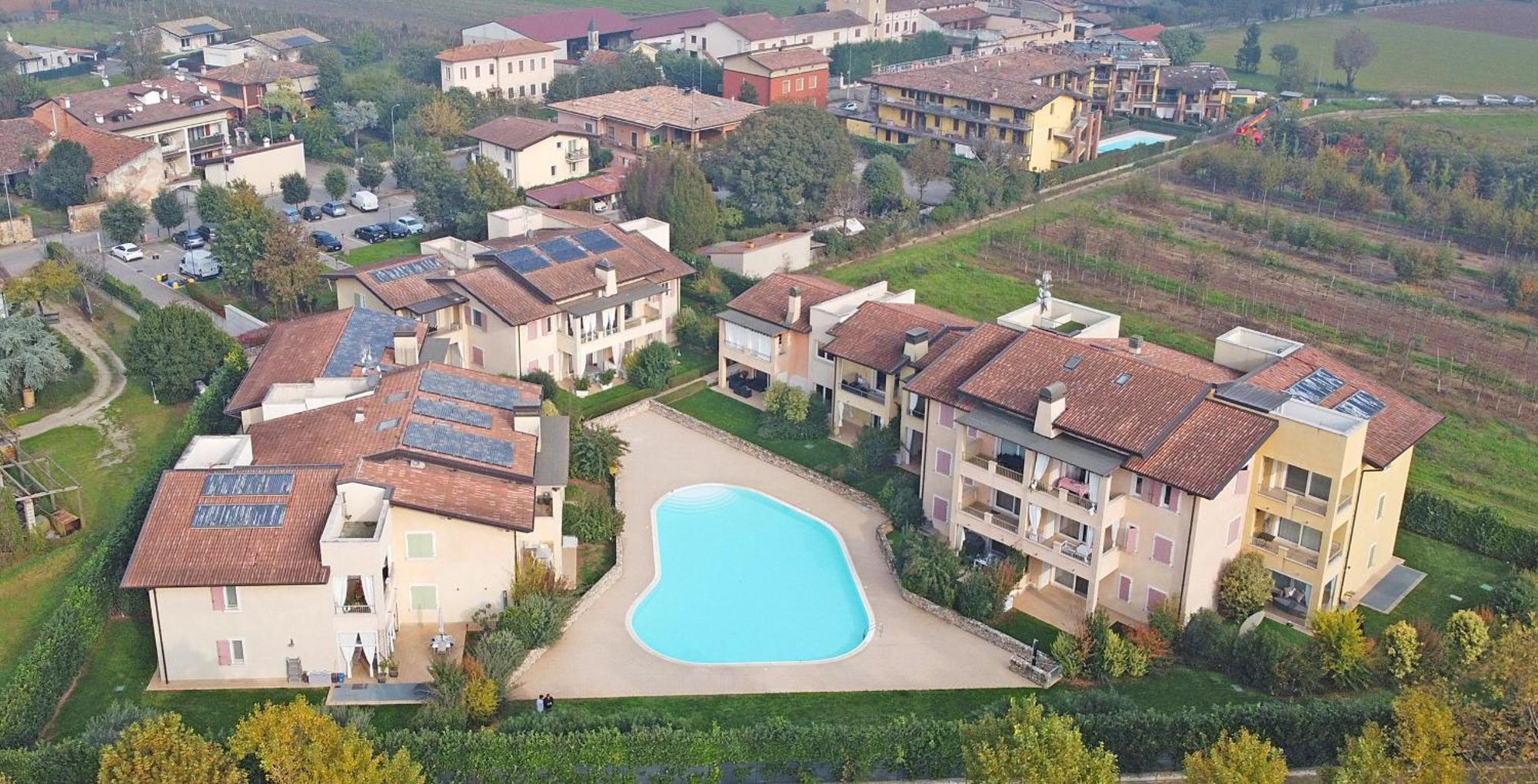 Le Corti Caterina Apartments With Pool By Wonderful Italy เดเซนซาโนเดลการ์ดา ภายนอก รูปภาพ