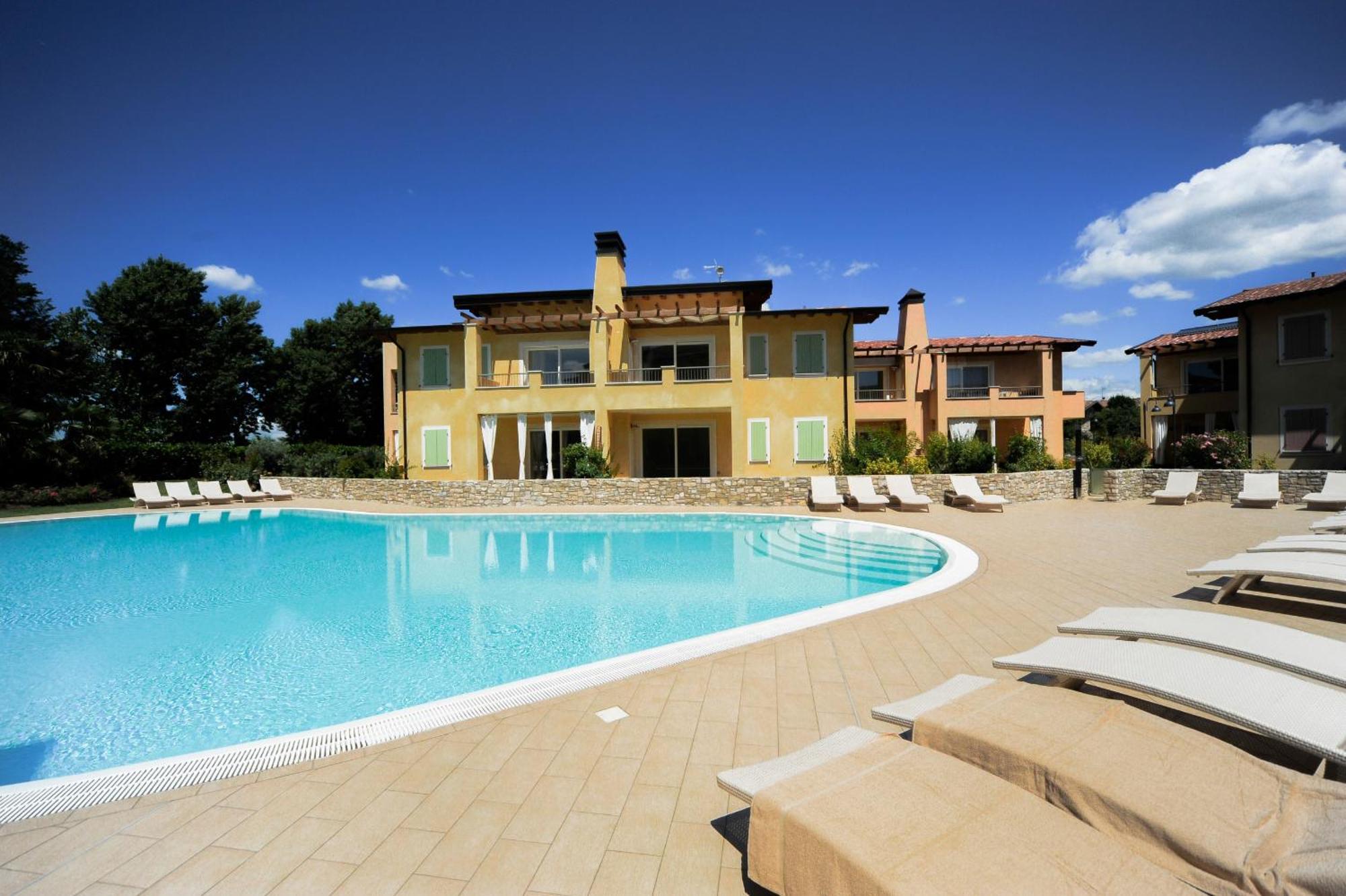 Le Corti Caterina Apartments With Pool By Wonderful Italy เดเซนซาโนเดลการ์ดา ภายนอก รูปภาพ