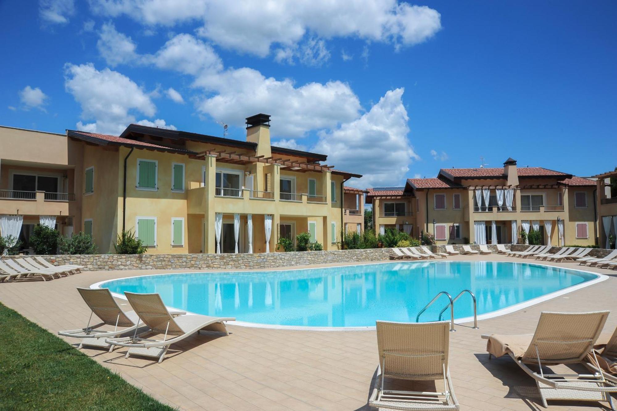 Le Corti Caterina Apartments With Pool By Wonderful Italy เดเซนซาโนเดลการ์ดา ภายนอก รูปภาพ