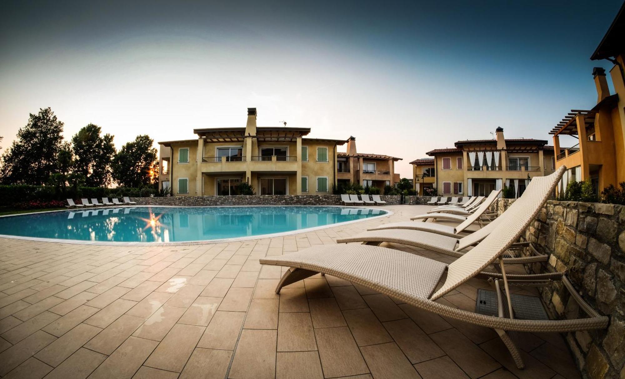 Le Corti Caterina Apartments With Pool By Wonderful Italy เดเซนซาโนเดลการ์ดา ภายนอก รูปภาพ